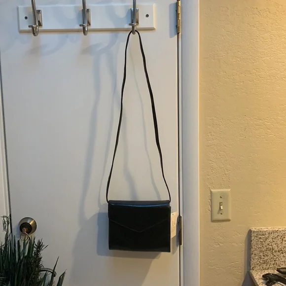 VanEli Elegant Black Leather Crossbody Bag - Picture 2 of 7